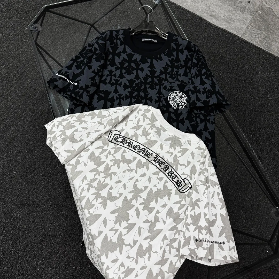 P180 Chrome Hearts 25 high-end versions. The fabric is made of 300 grams of high-density pure cotton. It does not deform or shrink. It has three labels. It is the same style for men and women. Technology: all-over printing + digital printing. Color: white, black. SIZE: S-XL.